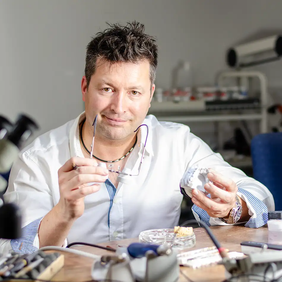 Porträt des Inhabers Kes Carpenter an seinem Werktisch im Dentallabor in Hennigsdorf.